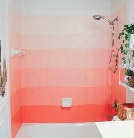 Можно покрасить с градиентом. Обратите внимание, что автор использует не только прием с краской, но и аксессуары: корзины, кашпо, постер. Истаграм Тины Хабаровой