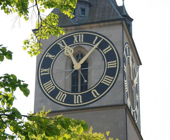 До 3 часов была в городе. Башенные часы Цюрих. Уличные часы. Башенные часы часы. Городские большие часы.