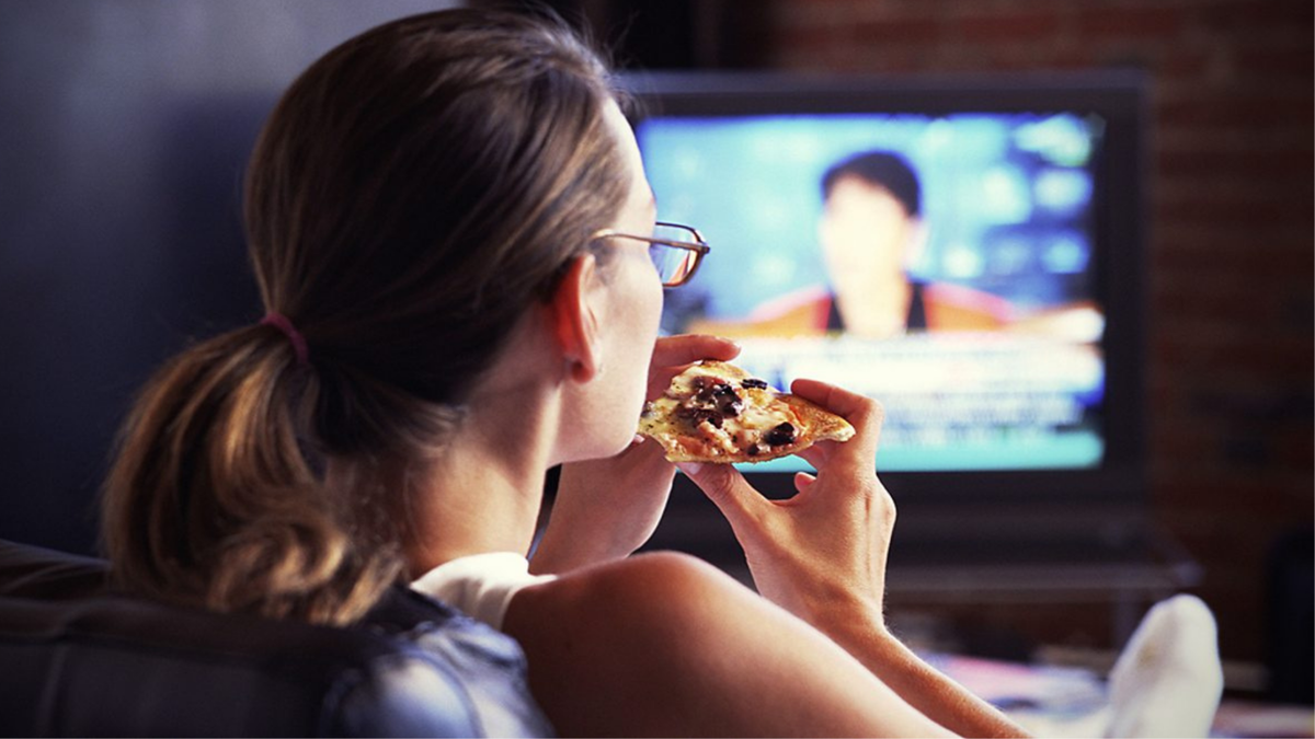 Woman тв. Еда перед телевизором. Женщина перед телевизором. Девушка смотрит телевизор. Вечер перед телевизором.