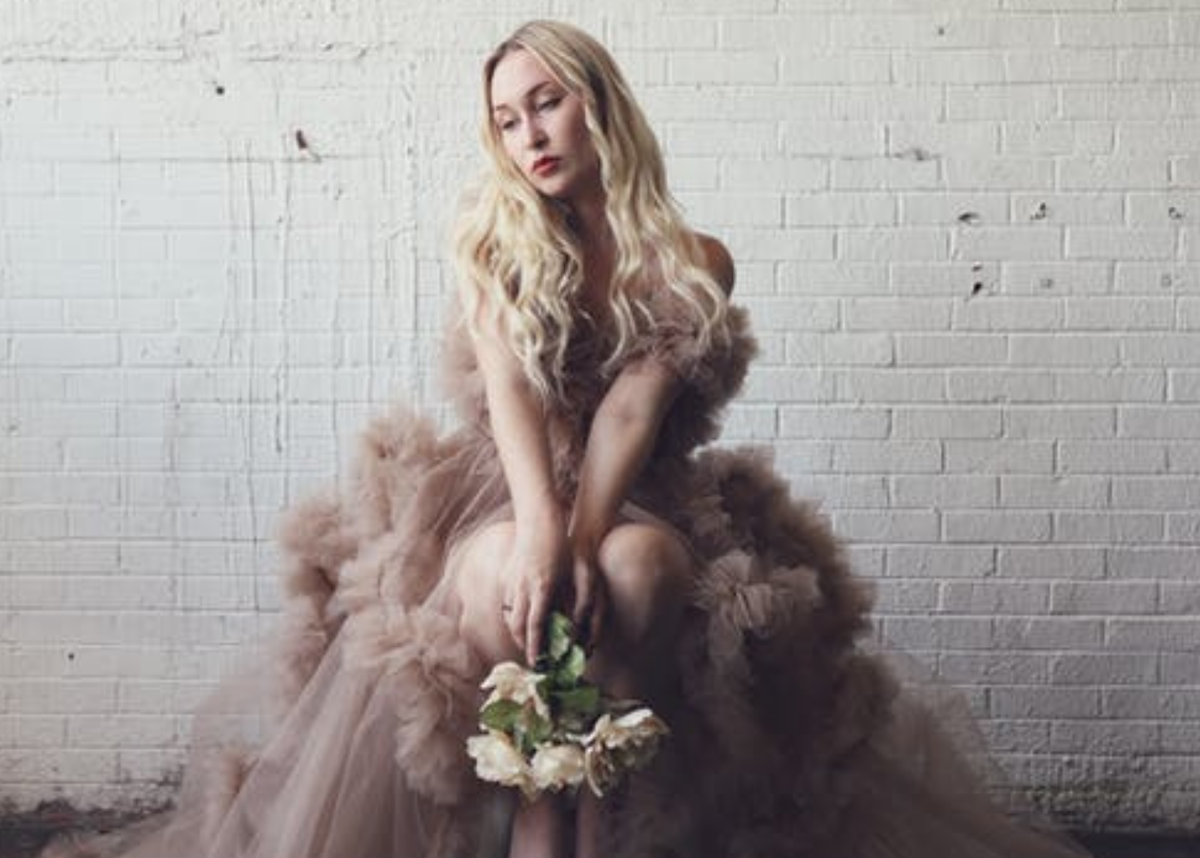 Просто красивая девушка, которая задумалась куда идти дальше... 