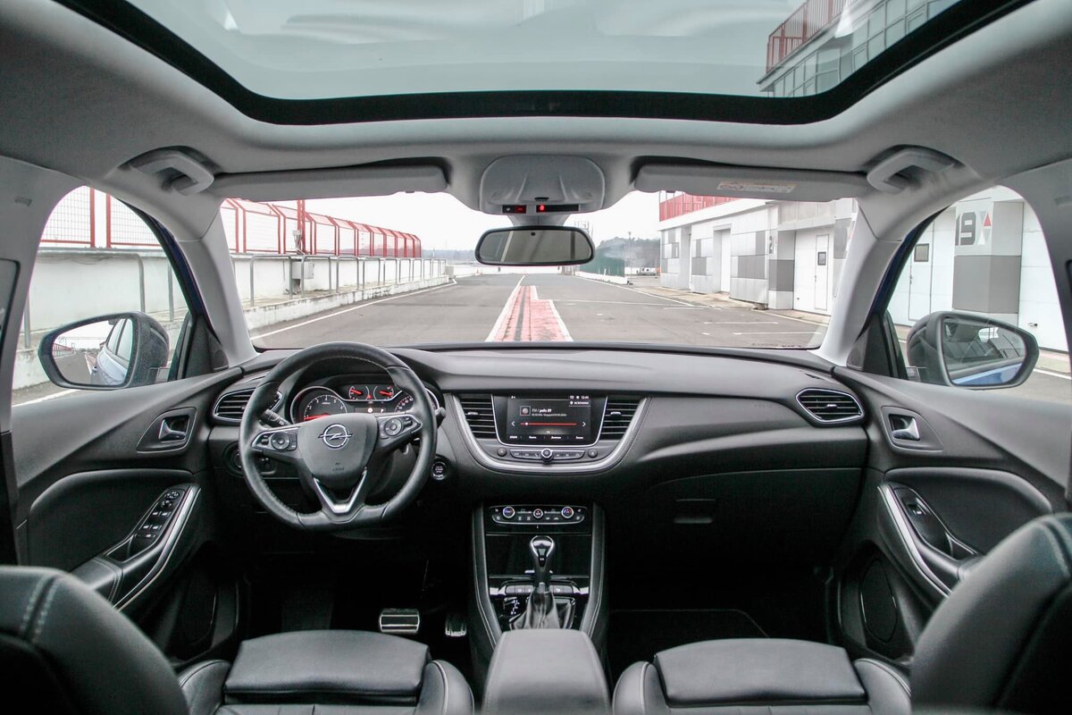  Opel Grandland X: редкая опция - системой распознавания знаков видит знаки ограничения скорости под любым углом и в любых условиях.