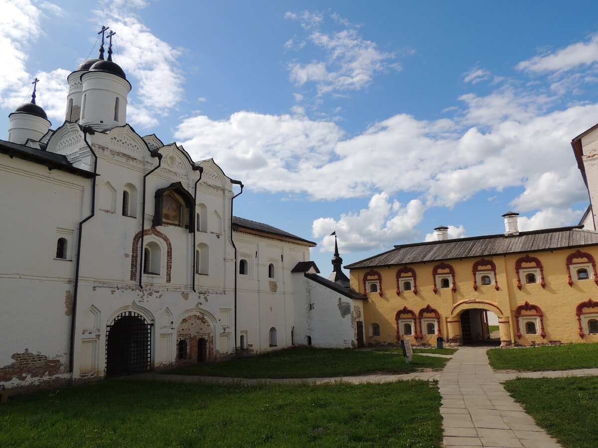 Давайте заглянем в это спокойное полное истории и спокойствия  место. Монастырь находится в пятнадцати километрах от вологодской трассы. Если двигаться на север,чуть дальше Ферапонтов монастырь, меньше по размерам но не менее интересен. Войдя во внутрь монастыря ты понимаешь что находишься в крепости. Территория комплекса велика. На ней 11 церквей, несколько музеев, огромная крепостная стена. Здесь можно посетить музей послушать церковный хор(потрясающее пение) да и просто побродить среди тишины вдоль стен по берегу Сиверского озера.
