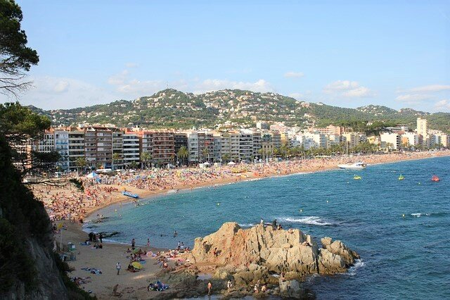 Изображение Thomas Tangelder с сайта Pixabay. Lloret de Mar beach, Catalonia, Spain.