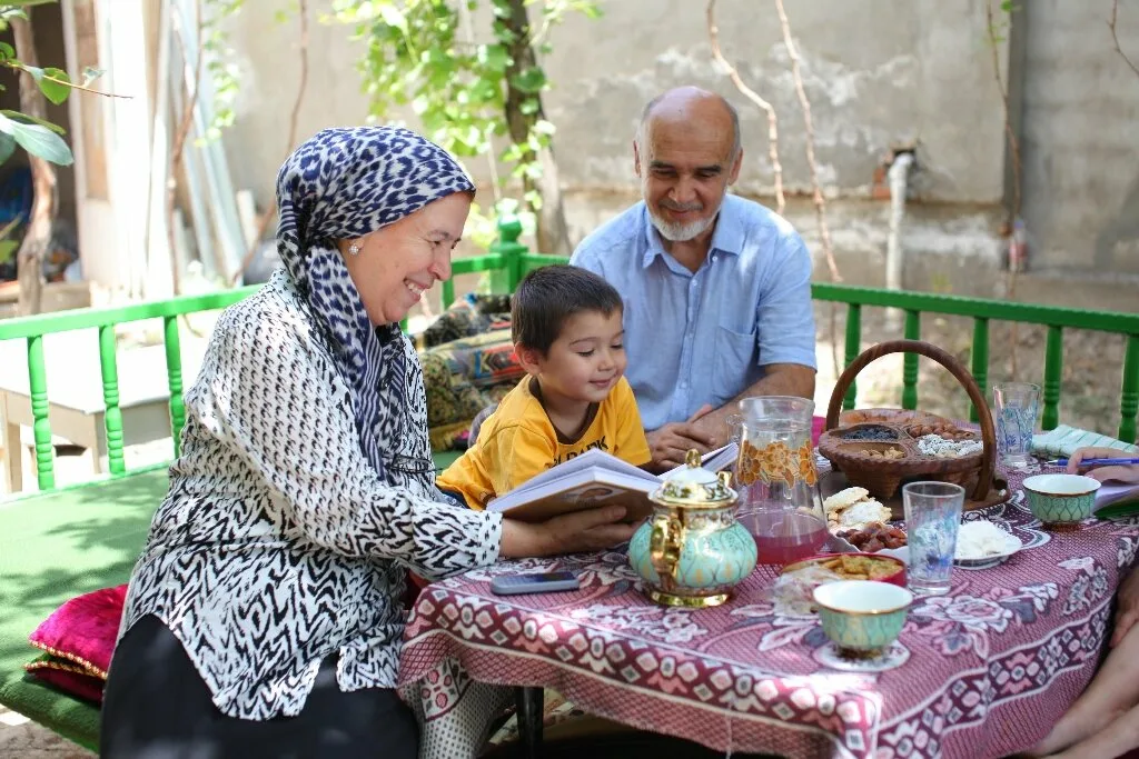 Семья из узбекистана. Семья за дастарханом узбекистан. Узбеки семья. Семья узбеков. Семья узбекистан.