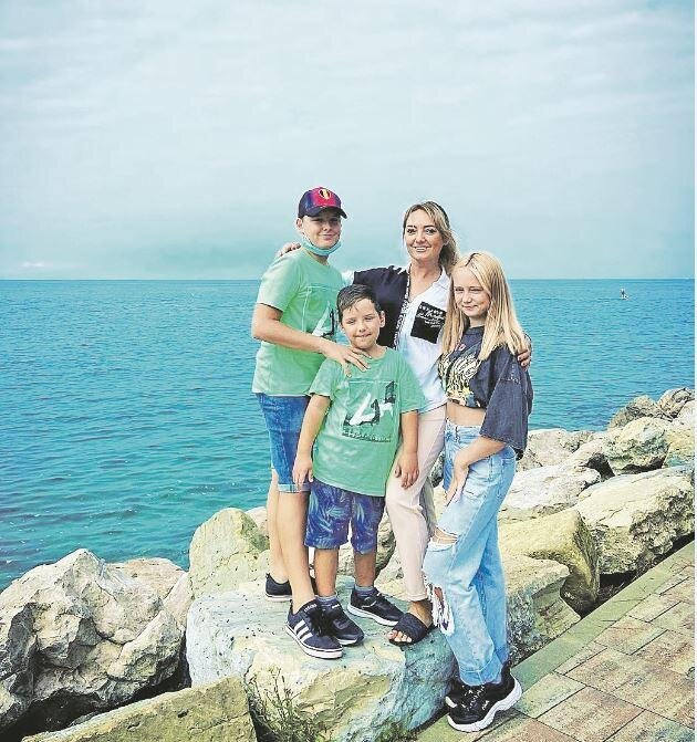 Светлана возмущена тем, как повел себя ее бывший муж по отношению к младшим детям - Саше (слева), Ане и Акиму. Фото: Инстаграм