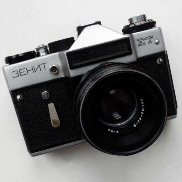 В данном случае стоит заметить, что определенного одного вектора развития данного фотоаппарата на заводе «Зенит» БелОМО попросту не существовало. Часто производились более простые и более сложные варианты. Вполне вероятно, что одновременно производились оба указанных сегмента. И при этом назывались они одинаково Зенит-ЕТ.