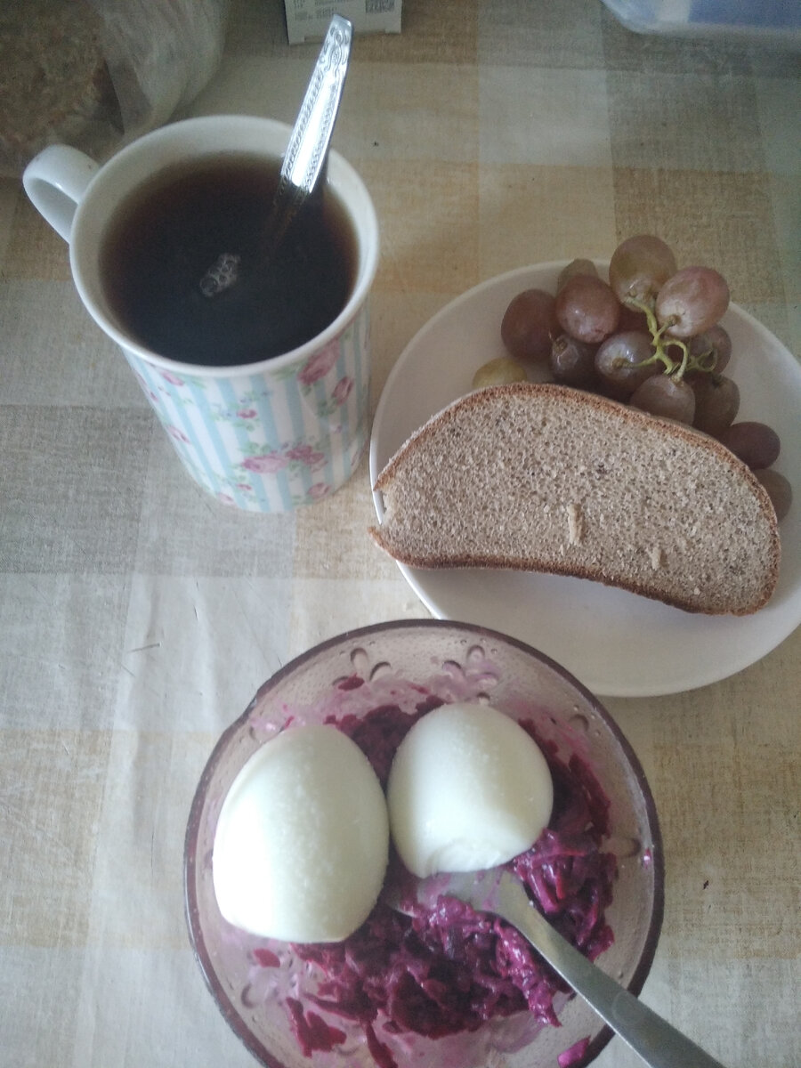 На завтрак салат из свеклы с яйцом, виноград
