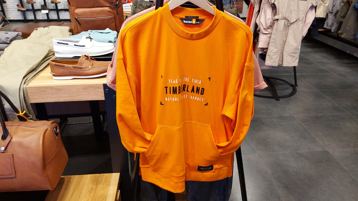 Яркая желто-оранжевая толстовка из магазина Timberland