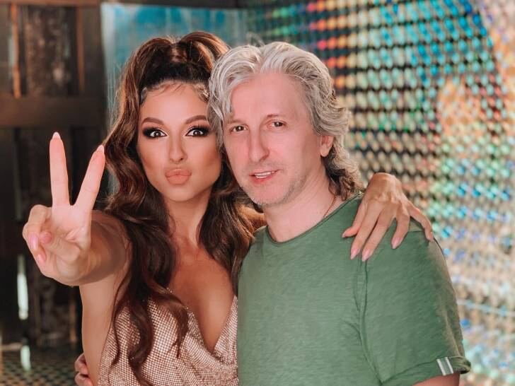 Нюша с папой. Фото: соцсети певицы