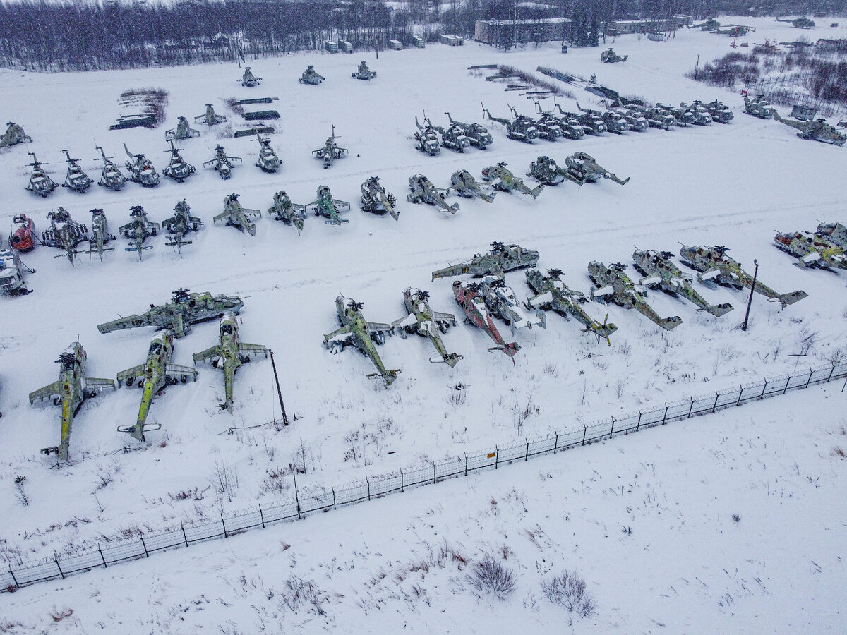 Отслужившая техника, дремлет, засыпанная снегом! - зимой смотрится особенно эпично.