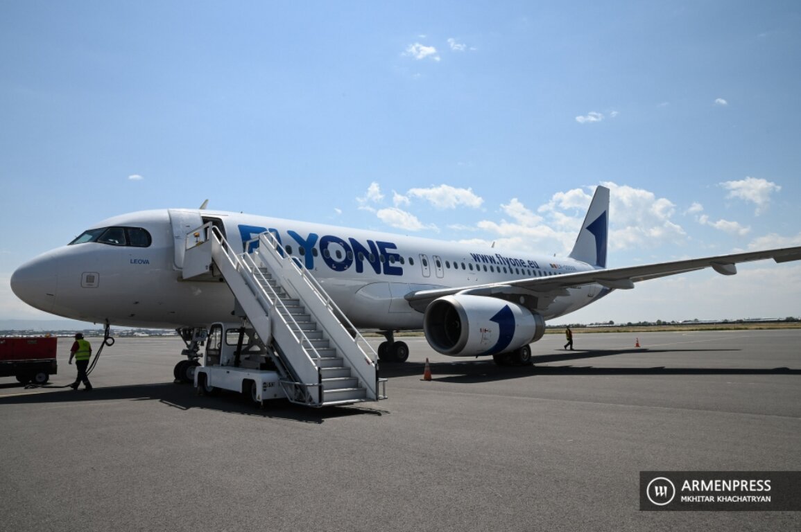 Рейсы в ереван. Авиакомпания flyone Armenia. Flyone самолет Ереван. Airbus a319 flyone Armenia. Flyone armenia3f322.