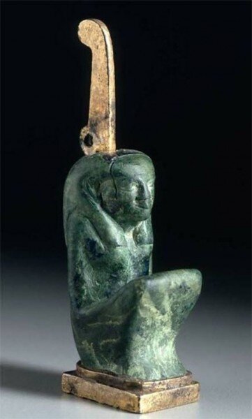 Статуэтка богини Маат из полированного малахита на серебряном основании и с серебряным позолоченным пером, Египет