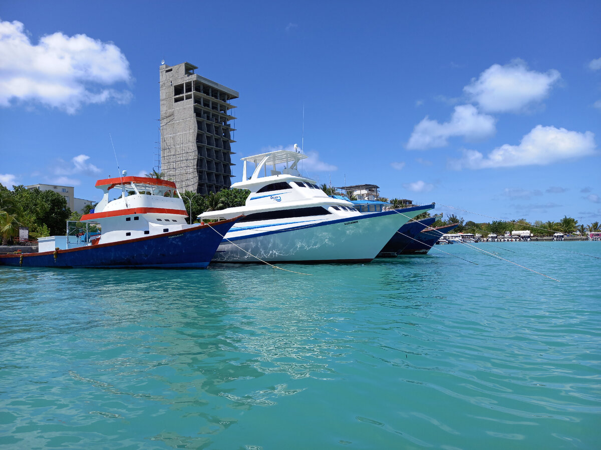 Пристань на острове Маафуши. Мальдивы.