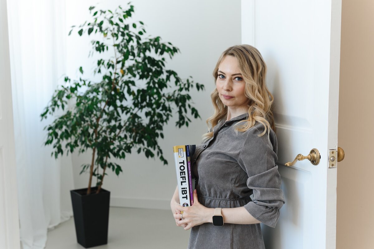 Я и мой толстенький учебник по TOEFL:)