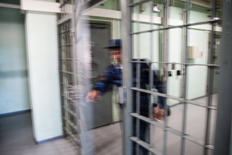«Мы некое связывающее всех звено: будь это осужденный или подозреваемый, его родственники, силовики, тот же ФСИН. Прежде всего мы следим за условиями содержания в колониях, изоляторах». Фото: «БИЗНЕС Online»