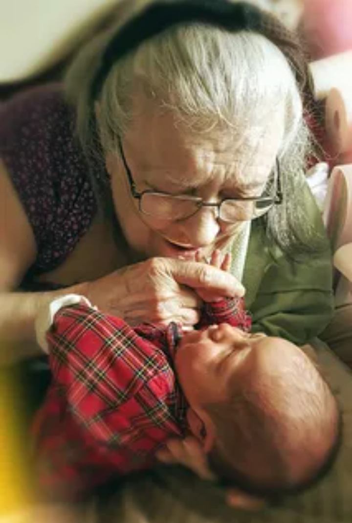                      Часть 1
   В небольшом городе N родился прекрасный малый по имени Гоя. Его родители очень ждали его рождения. Однако, когда Гоя родился, его мать совершила огромную ошибку. Она оставила его, покинула их семью ради мимолётных удовольствий.
   Когда мальчику было 2 года, у него умер отец. Тогда Гоя не знал, что такое смерть, и только спустя 3 года он начал это осознавать и понимать. Всё это время он жил со своей любимой бабушкой. Она воспитывала Гою, а его прекрасная тётушка им помогала.
    Как-то раз Гоя вышел погулять во двор со своей бабушкой. Был прекрасный весенний солнечный день, на улице стоял божественный запах цветов, пели птички. Гоя в тот день бегал, веселился, радовался весне. Он даже не подозревал, что этот, на первый взгляд, прекрасный день станет самым ужасным в его жизни.Издалека его бабушка увидела, что им на встречу стремительно идёт женщина с каким-то мужчиной. Она никак не могла понять кто эта женщина, которая так быстро идёт к Гои. Когда она подошла уже очень близко, бабушка все-же узнала её. Это оказалась мама Гои. Подойдя почти вплотную к мальчишке, она протянула ему шоколадку и сказала: "привет". Гоя не понял, кто это и не знал, что ответить, но всё же попреветствовал в ответ и взял шоколадку. Буквально через мгновенье Гоя спросил у бабушки: "кто это?". Она ему ответила, что это его мама. С одной стороны, Гоя очень растерялся и опечалился, потому что он не помнил свою маму, не чувствовал того тепла и родства с этим человеком. А с другой же стороны, он был рад, что хотя бы раз его мама пришла к нему. После той встречи с ней, Гоя чувствовал внутри себя очень сильную обиду на эту женщину. После того дня он её больше не видел. Мальчик очень много думал о том, куда пропала его мама и, почему она так поступила. Он не мог найти ответы на эти вопросы много лет.