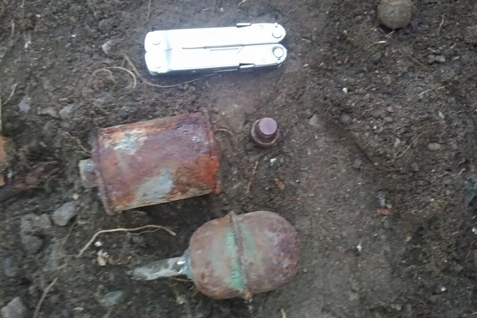     Один из владельцев гаражей откопал во время уборки опасные вещи. Фото: Росгвардия Мурманской области