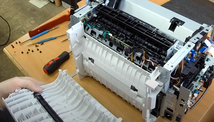 Фото 79. Снимаем зажим с другой шестерни и снимаем шестерню