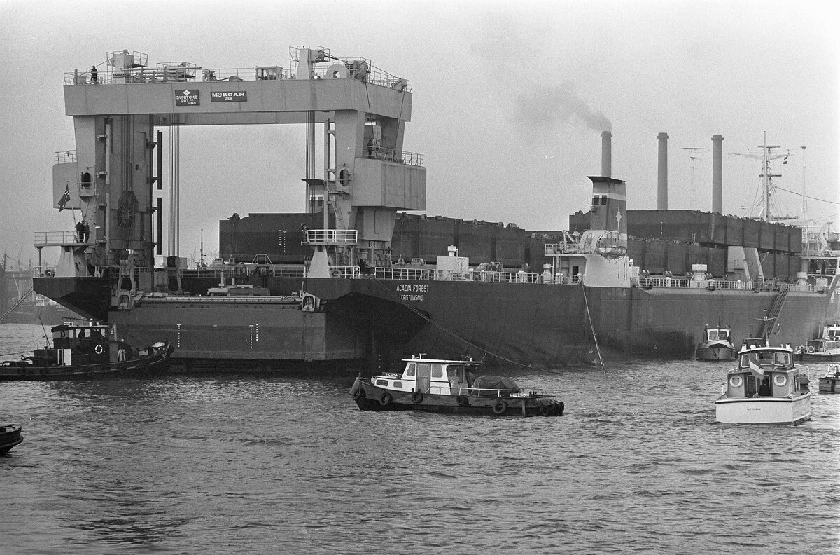 Корма судна Acadia Forest, сфотографированная в Роттердаме, показывает один из лихтеров на козловом кране, расположенном полностью на корме. 