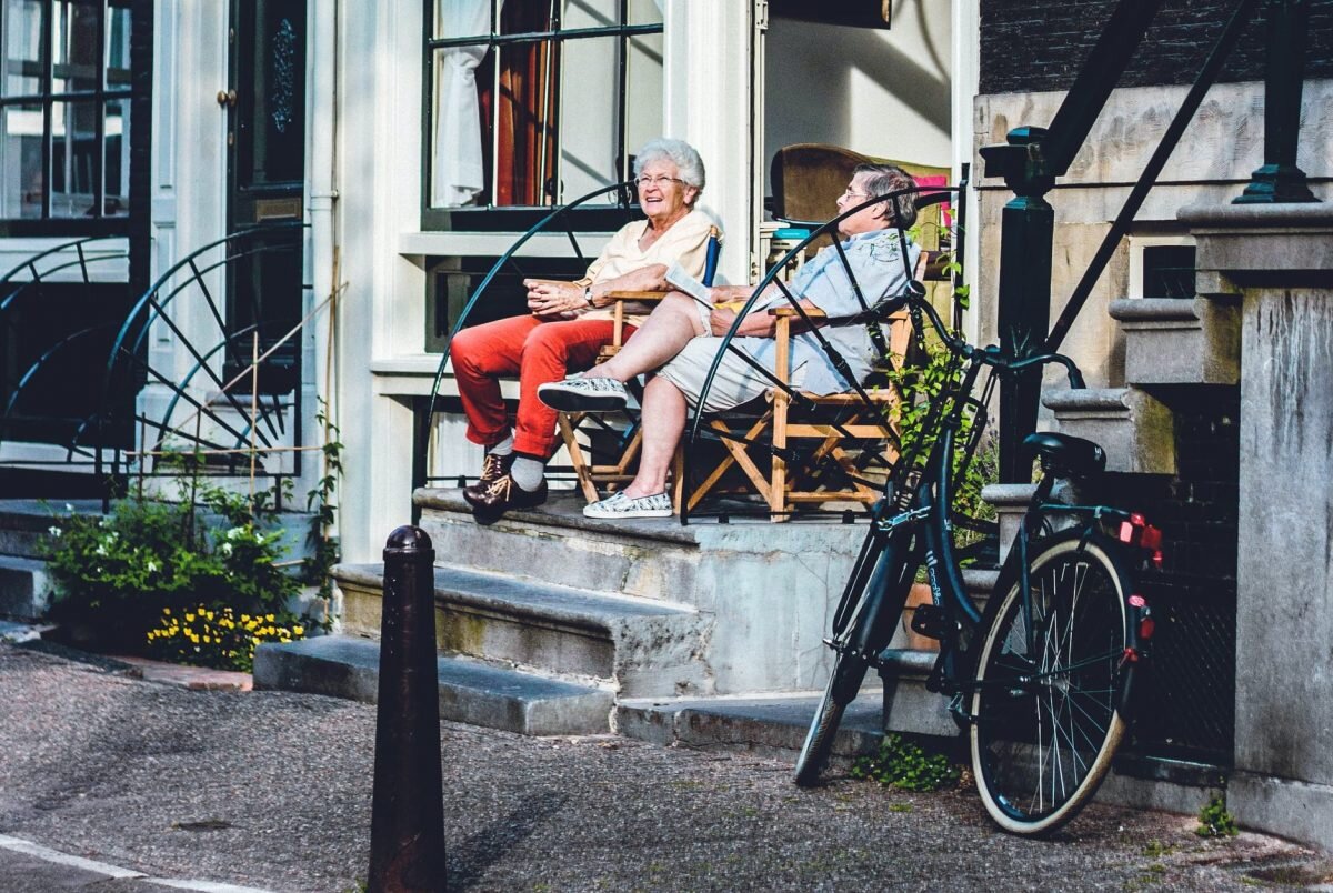 Бабушки. Голландия. Источник https://femmie.ru/wp-content/uploads/2021/02/laura-thonne-L_HgedZaXoY-unsplash-e1612538441800.jpg