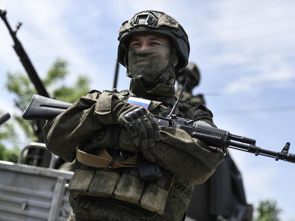    Российский военнослужащий в зоне проведения спецоперации© РИА Новости / Константин Михальчевский