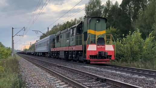 Хозяйственный поезд. По тепловозу в голове и хвосте состава. Окно на перегоне Юма - Свеча Горьковской железной дороги