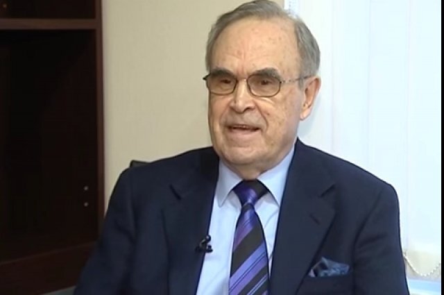    Рядом с кем похоронили режиссера Глеба Панфилова?