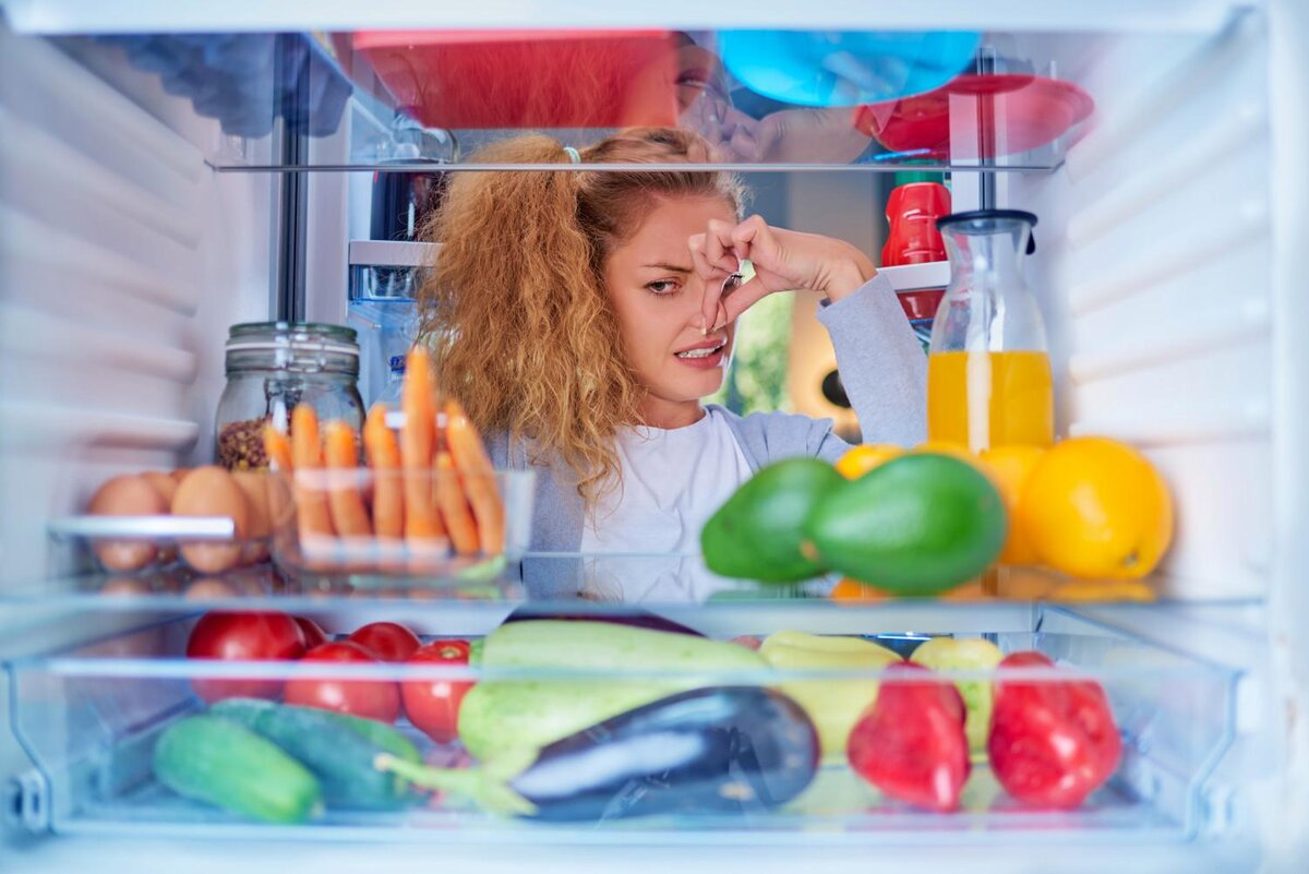 Холодильник - это сердце нашей кухни, место, где мы храним свежие продукты и угощаемся вкусными блюдами. Но что делать, если из этого важного прибора исходит неприятный запах?