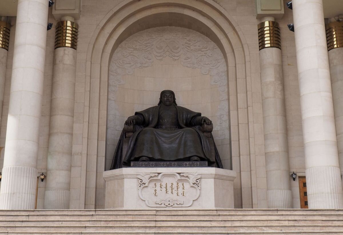 Статуя Чингисхана на входе в Парламент Монголии