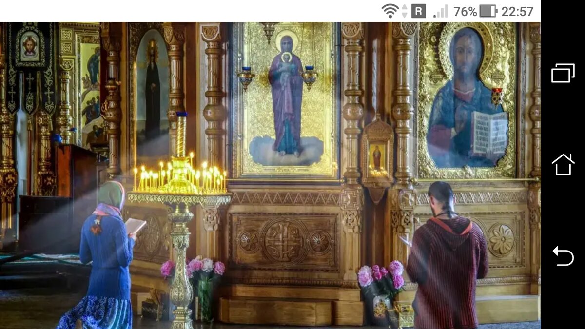 фото Чтение молитвы возле иконы святого - место силы Церковь