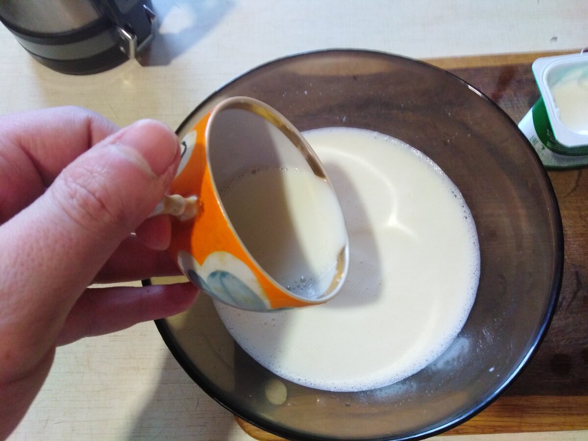 Добавляем разведенную закваску в остывшее молоко