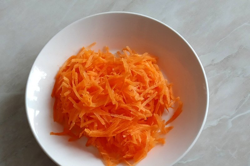 50 г  натёртой морковки