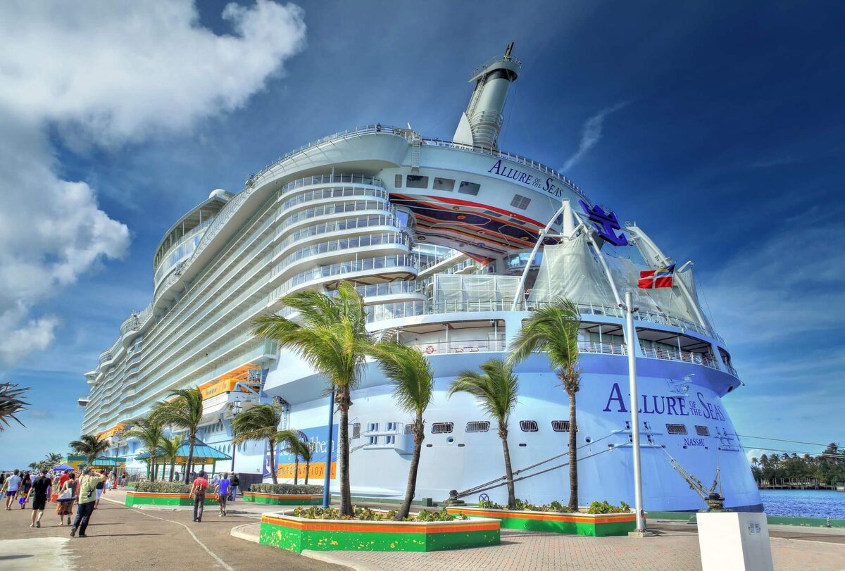 Круизный лайнер очарование морей. Океанские лайнеры гиганты. Круизный корабль "allure of the seas". Allure of the seas. Allure of the seas лайнер 2020.