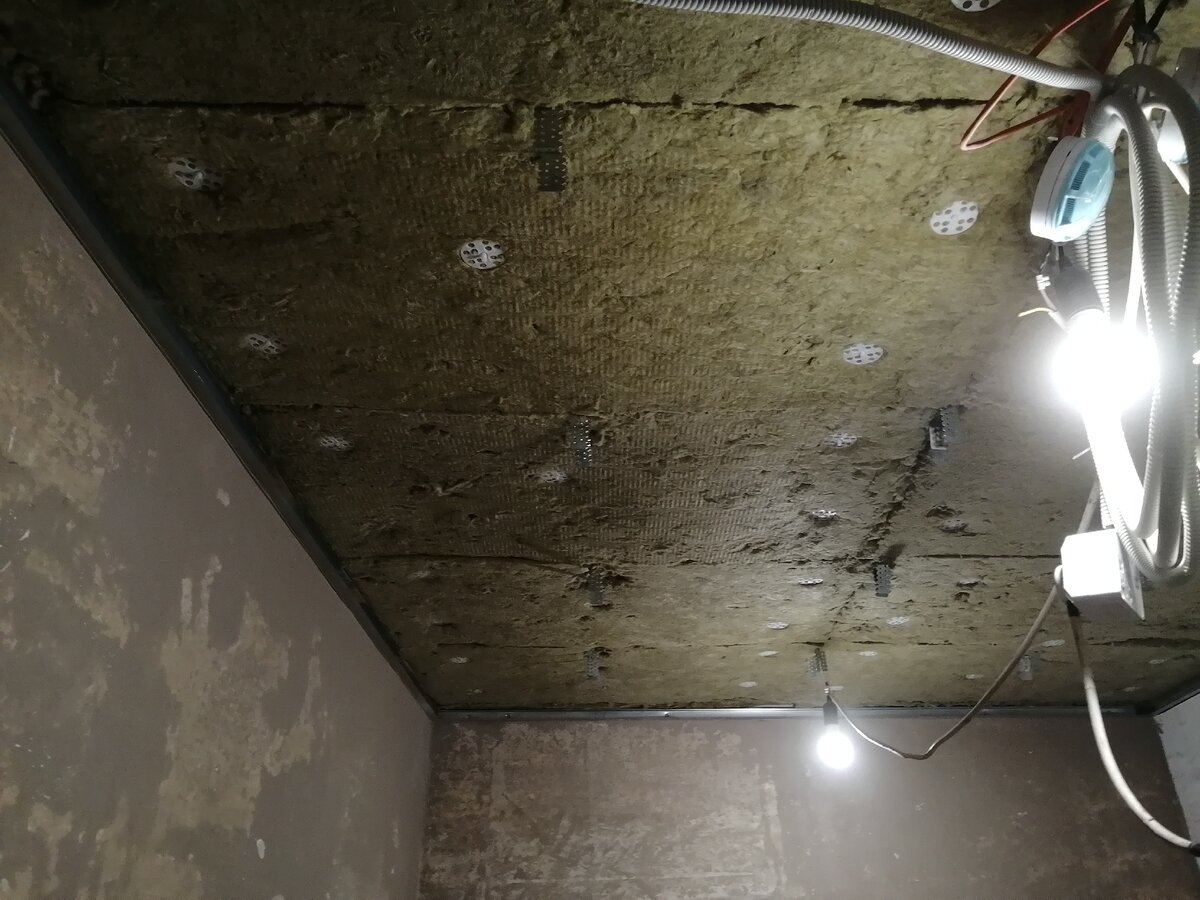 Закрепили звукоизоляционные плиты на потолок с помощью "грибов