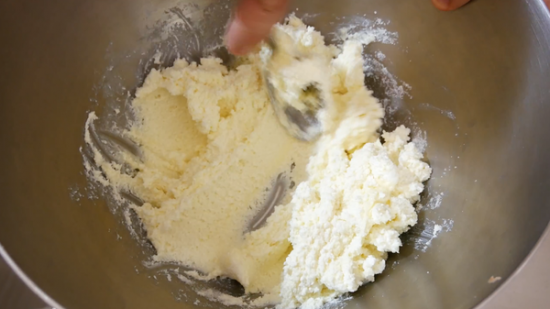   Шаг 2. Берём глубокую тарелку, выливаем молоко и начинаем вымачивать в нём печенье, не нужно делать это слишком долго, хватит и пары секунд. Из печенья формируем пласт, тут уже как душе угодно. В среднем, кладут 3 штуки в ширину, 5-6 в длину. Печенье должно быть расположено близко друг к другу.