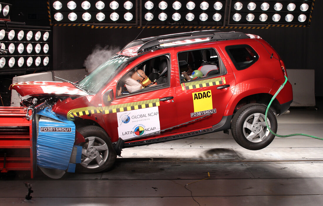 Фронтальный краш-тест Renault Duster