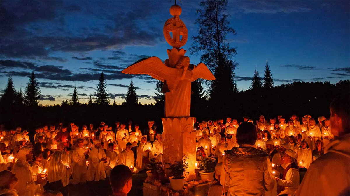 Молитвенное собрание в секте Виссариона