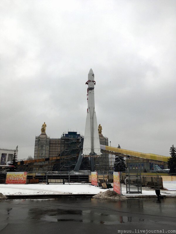 Ракета Р-7 "Восток" (макет) на ВДНХ в Москве.