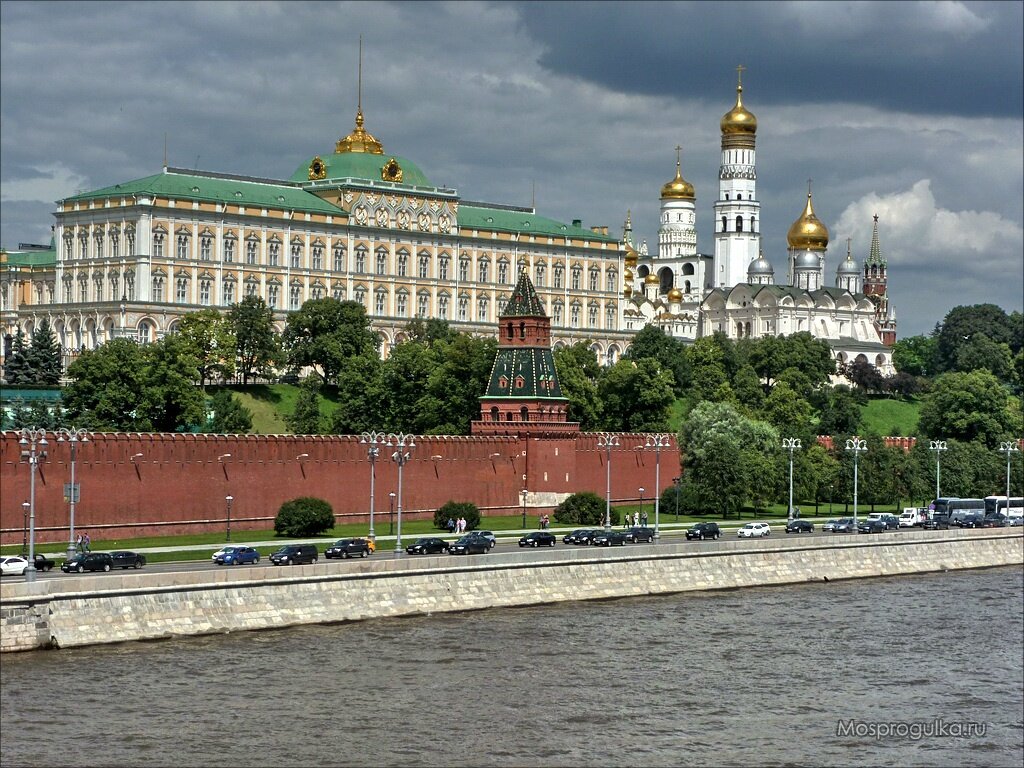 Со стороны москвы. Благовещенская башни Кремля Москвы. Благовещенская башня Кремля. Портомойные ворота Кремля. Благовещенская башня вид из Кремля.