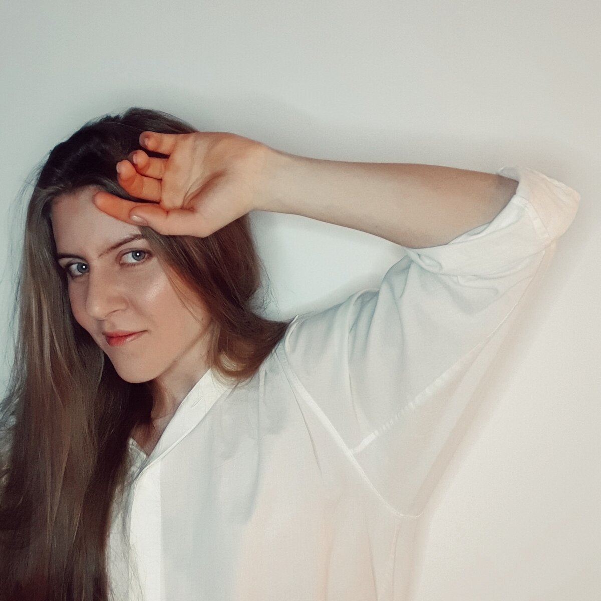 Меня зовут Аня, и благодаря абсолютному слуху я нашла свою нишу в музыкальной сфере - создание фортепианных аранжировок известных песен. Но так ли важно обладать абсолютным слухом, чтобы стать музыкантом?