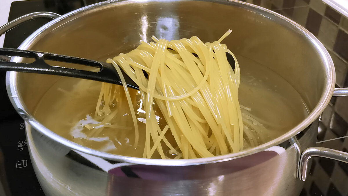 Делаю заправку с жареными солеными огурцами и добавляю к макаронам (новая  идея для ужина на каждый день) | Розовый баклажан | Дзен