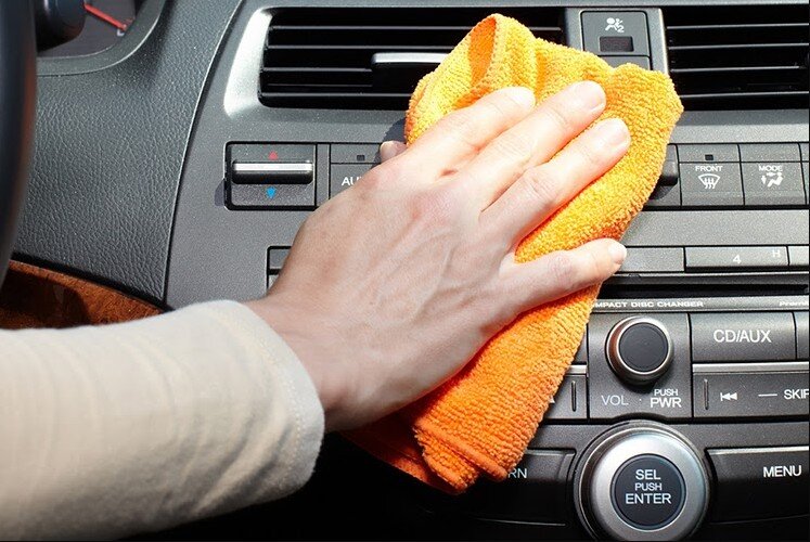 Методы борьбы.
Здесь все банально и просто.

Способ 1.
От пыли на панели приборов можно избавиться также как и в других местах - регулярным притиранием поверхности влажной или сухой тканью.
Бумага и обычные "тряпки" только размазывают загрязнение по панели и не убирают его полностью.
Для большего достижения результата лучше подойдет ткань из микроволокна, неважно антистатиком или без него.
Пыль и микрочастицы, при протирке, абсорбируются (поглощаются) порами микроволокна, что позволяет более эффективно очистить протираемую поверхность