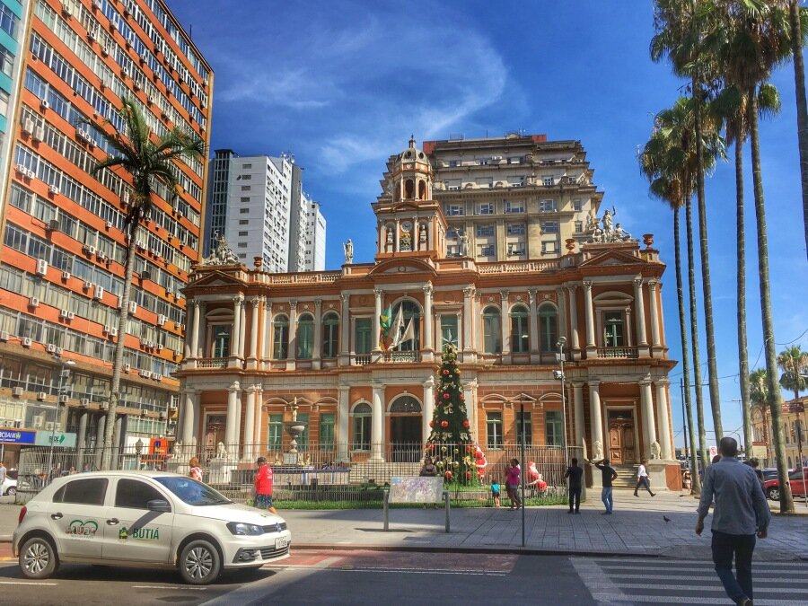 Ратуша, где находится мэрия, в типичном колониальном стиле. Очень красивая. А перед ней ёлка и целых два Санта Клауса. Фото автора. Листайте галерею