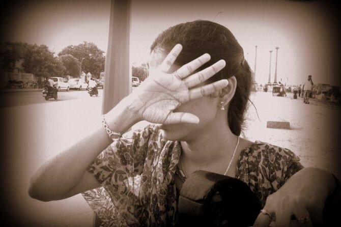 Нередко страх вызывает даже необходимость общения с собеседником по телефону, скайпу и т.д. Известны случаи социофобии, проявляющиеся даже в страхе есть на людях (в кафе, ресторане и т.д,), читать (в библиотеке или же в парке), писать и т.д.