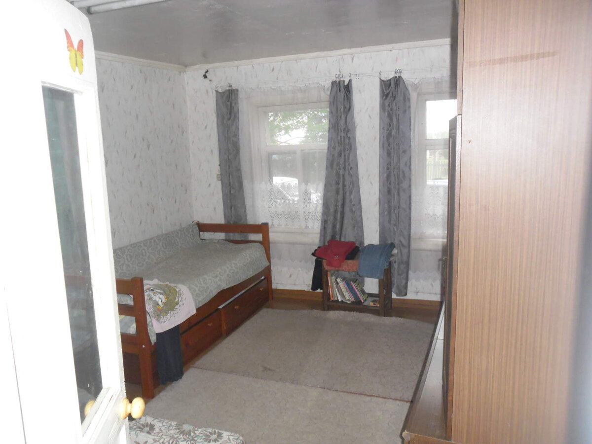 Вот так выглядела одна из комнат при первом осмотре дома до покупки