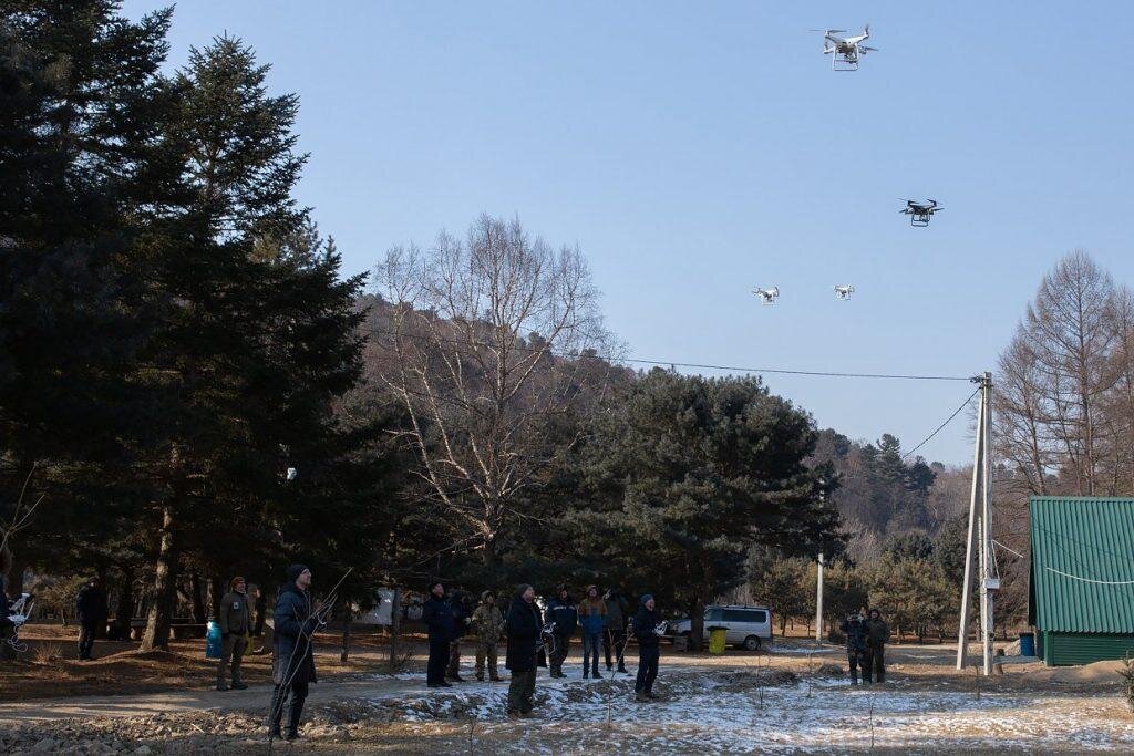 Лесные инспекторы обучаются пилотированию дронов DJI на местности // Фото: WWF России