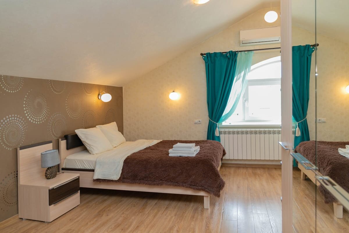 Ссылка на этот вариант на сайте Airbnb: shorturl.at/yzJQZ