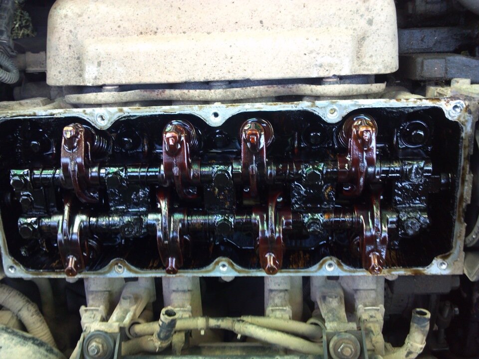 Грязный двигатель, скорее всего на поддельном масле.