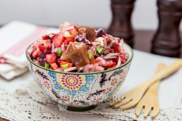 Овощи режем и отвариваем на пару. Охлажденные овощи перекладываем в салатник. Добавляем квашенную капусту, грибы и зеленый лук, при необходимости приправьте солью. Заправьте растительным маслом и перемешайте.