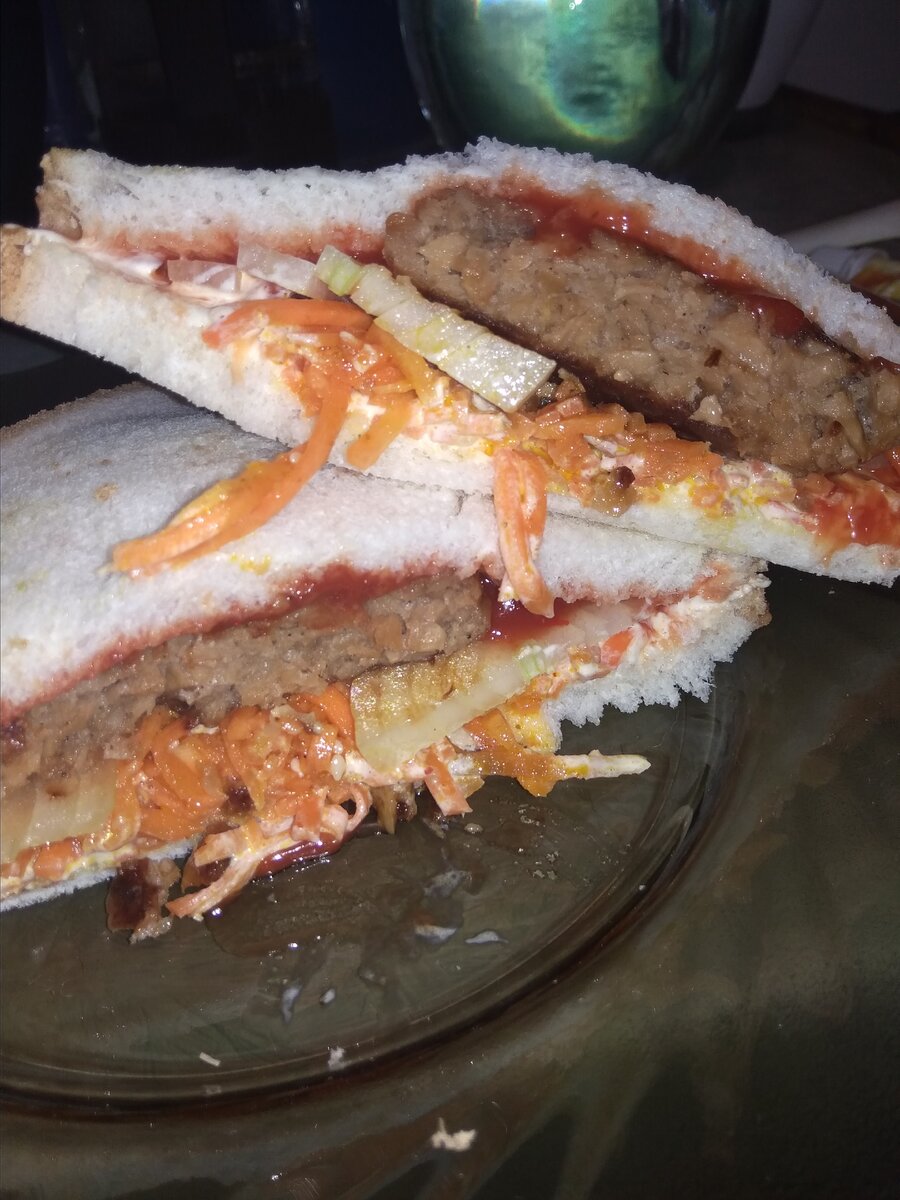 К котлете добавила веганский майонез, кетчуп, морковь по корейски и лук.